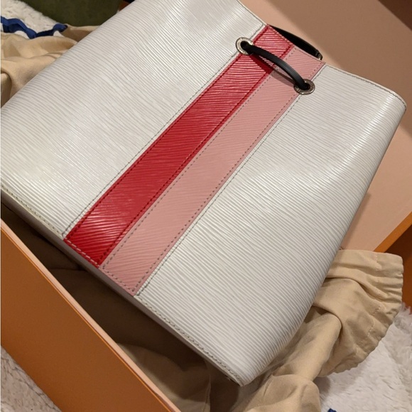 Used Louis Vuitton epic limited edition white red and pink epi
Shoulder bag - Picture 3 of 3